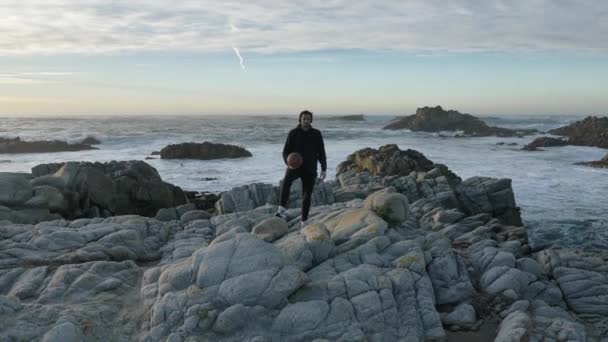 Slow motion cinematic of authentic and trendy basketball player in black sport suit practacing with ball at sunset filled california vibes on warm summer evening — 图库视频影像