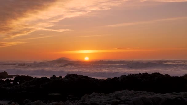 Rallentatore Oceano Pacifico grandi onde rotolano dentro e rompere su una costa rocciosa sotto un cielo al tramonto a Pacific Grove, California sulla penisola di Monterey a tempo tempestoso — Video Stock