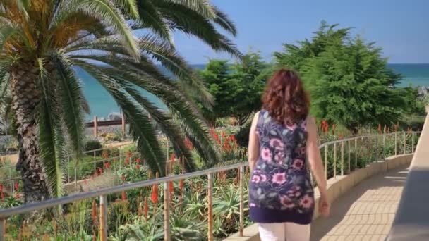 Glückliche frau, die weg in linda lane park in san clemente kalifornien — Stockvideo