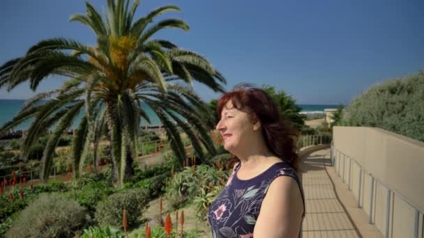 Счастливая женщина в отпуске в Линда Лейн Парк в Сан-Клементе Калифорния — стоковое видео