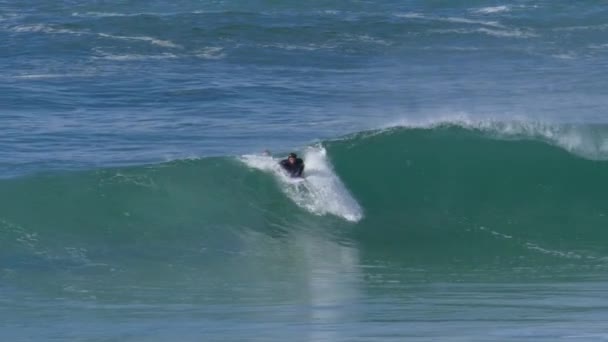 Сёрфер упал в трубе калифорнийского побережья — стоковое видео