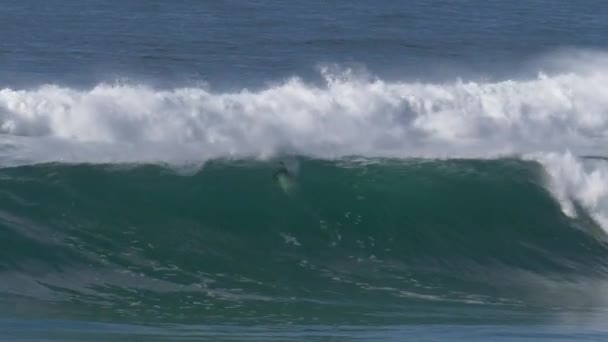 Surfer roll terug met enorme golf in Californië — Stockvideo