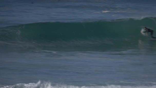 Surfista impulso salto e queda — Vídeo de Stock