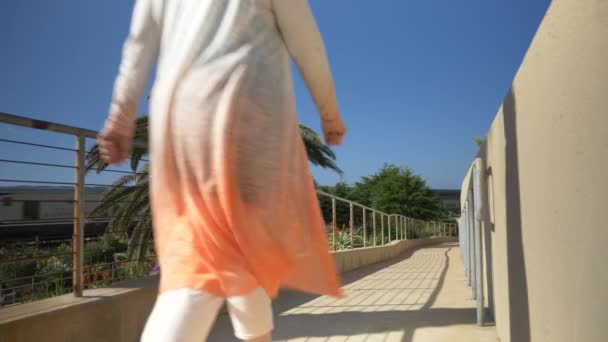 Donna felice che cammina in cardigan pacifico surfliner treno passando sullo sfondo in Linda Lane Park a San Clemente California — Video Stock