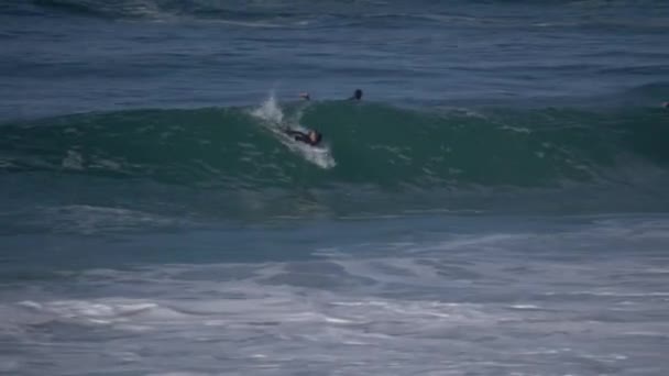 Surfer vangst golf in Stille Oceaan — Stockvideo