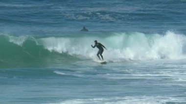 Sörfçü Pasifik Okyanusunda dalga yakaladı