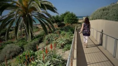 Mutlu bir kadın San Clemente California 'daki Linda Lane Parkı' nda yürüyor.