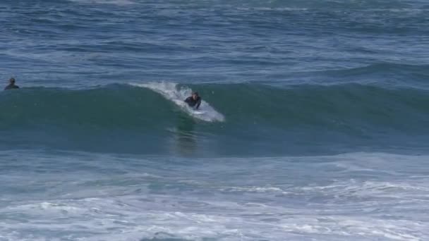 Surfer vangst golf in Stille Oceaan — Stockvideo