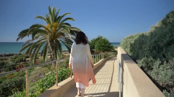 Femme heureuse en cardigan et écharpe blanche dans Linda Lane Park à San Clemente en Californie — Video