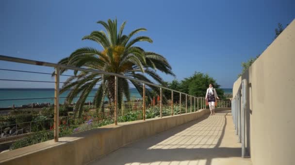 Ευτυχισμένη γυναίκα σε χαμηλή γωνία στο Linda Lane Park στο San Clemente Καλιφόρνια — Αρχείο Βίντεο