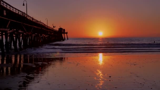 サンクレメンタカリフォルニアの光と太陽のフレア木製の桟橋の壮大な光線で景色のオレンジ色のピンクの夕日 — ストック動画
