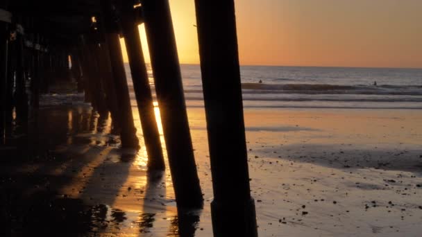 San Clementa California 'daki destansı ışık ve güneş ışınlarıyla turuncu pembe gün batımı ahşap iskele. — Stok video