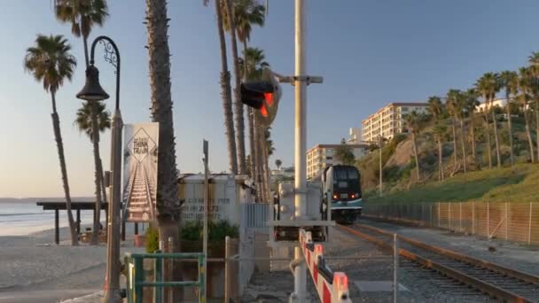 Ferrocarril California tren al lado del Océano Pacífico Surfliner en San Clemente — Vídeos de Stock