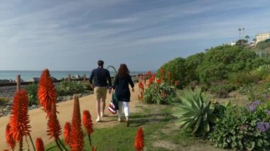 Mutlu Çiftler Güzel Gün 'ün tadını çıkarıyor. Kumsalda el ele tutuşuyorlar. Seyahat Emeklilik Stili Kaliforniya Orange County San Clemente Konsepti