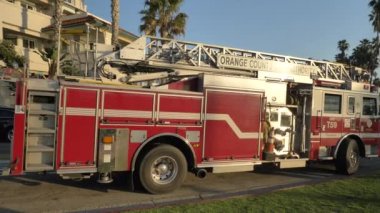 T59 İtfaiye Aracı, 13 Ocak 2020 'de San Clemente California Orange County' de palmiye ağaçları arasına park etti.