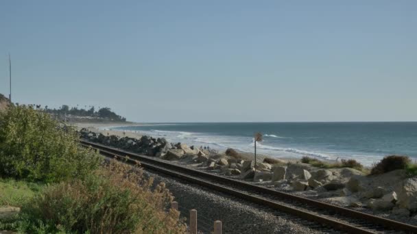 Scéna Krásný výhled přes zelené rostliny agave aloe vera San Clemente Pier v Linda Lane Park West Coast California slunečný den železnice silnice — Stock video