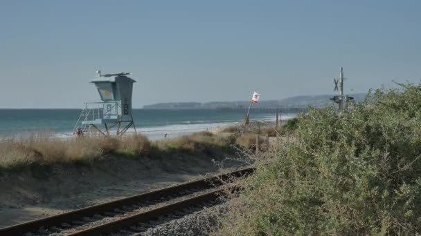 緑の植物を通して美しい景色はリンダレーンパーク西海岸のアロエベラサンクレメンテ桟橋を避けますカリフォルニア晴れた日の鉄道道路 — ストック動画
