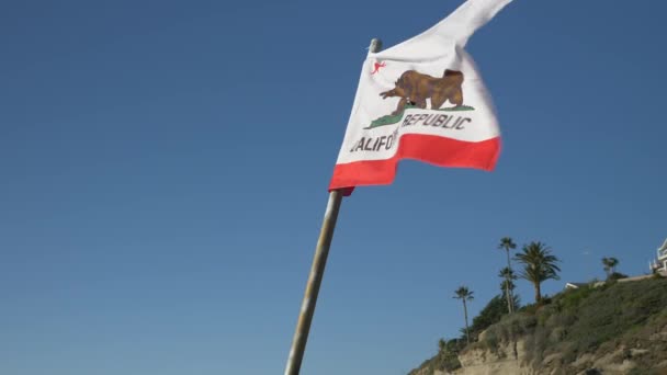 California Republic Vlag slow motion blauwe lucht achtergrond — Stockvideo