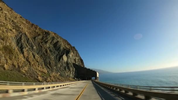 Scenic road Driving thru tunnel bogen Regen Rotsen Rock Shed en Pitkins Curve Highway 1 kustweg Big Sur California Usa — Stockvideo