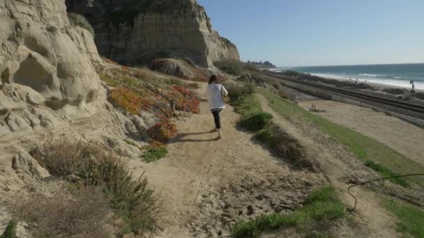 Aktiv Senior kvinna promenader på gågata nära havet med vackra landskap på sommardagen i Kalifornien san clemente calafia stranden. orange län livsstil — Stockvideo