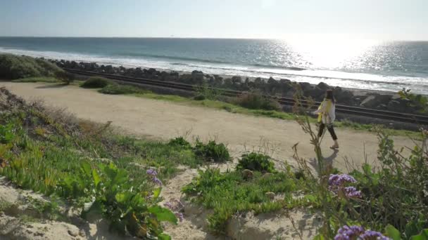 カリフォルニアの夏の日に美しい風景と海に近い歩道を歩くアクティブなシニア女性サンクレメントCalafiaビーチ。オレンジ郡の生活様式 — ストック動画