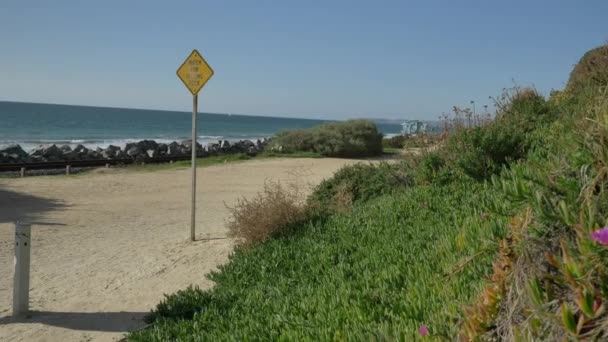 Femme âgée active marchant sur le sentier piétonnier près de l'océan avec de beaux paysages lors de la journée d'été en Californie san clemente calafia plage. orange comté style de vie pan gauche — Video