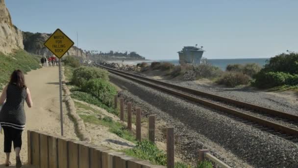 Actieve oudere vrouw wandelen op voetgangerspad dicht bij de oceaan met prachtige landschappen op de zomerdag in california san clemente calafia strand. oranje provincie levensstijl — Stockvideo