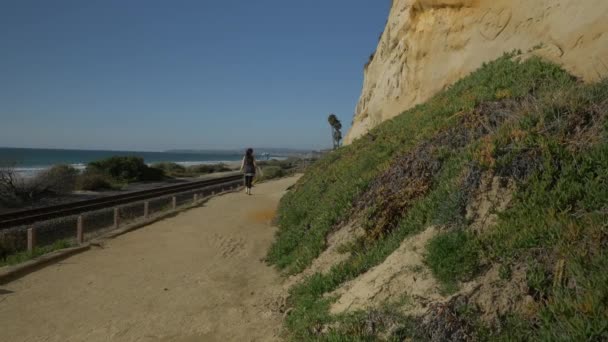 Aktiv Senior kvinna promenader på gågata nära havet med vackra landskap på sommardagen i Kalifornien san clemente calafia stranden. orange län livsstil — Stockvideo