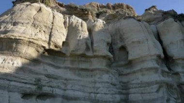 Sahilde manzaralı deniz manzaralı kayalıklar, San Clemente California Calafia plajı