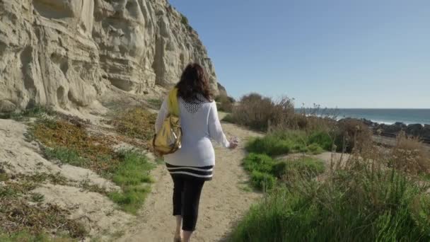 Active Senior woman walking at pedestrian trail close to ocean with beautiful landscapes at summer day in california san clemente calafia beach. orange county lifestyle — Stock Video