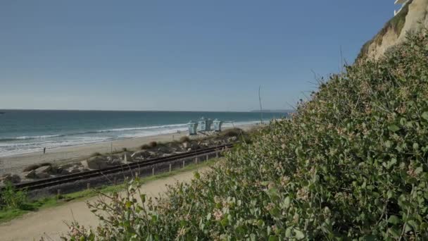風景ビーチでのマリンブラフ、サンクレメンテカリフォルニア・カラフィービーチ — ストック動画