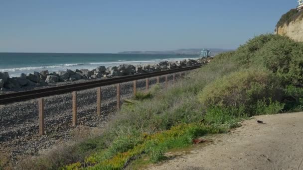 Γραφικό τοπίο Marine μπλόφες στην παραλία, τρένο Pacific surfliner San Clemente Καλιφόρνια calafia παραλία — Αρχείο Βίντεο