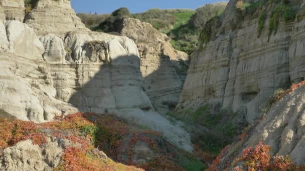 美国加利福尼亚州圣克莱门特海滩上的风景海陆悬崖 — 图库视频影像