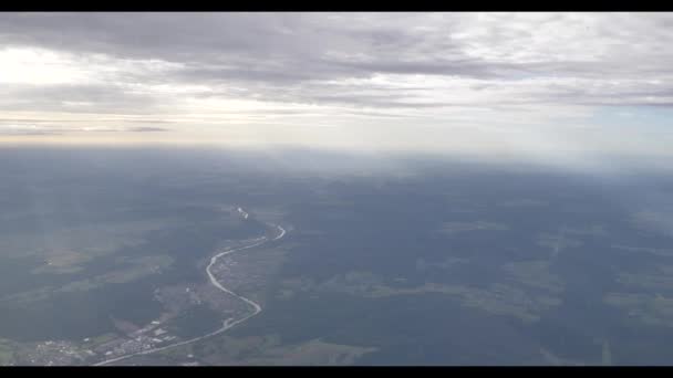 Над Землей вид с самолета красивые облака движутся медленно — стоковое видео