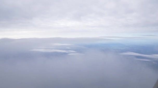 Sobre la Tierra vista desde el avión hermosas nubes moviéndose lentamente — Vídeo de stock