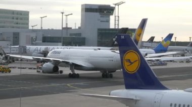 Lufthansa Havayolları Aliance ve Thomas Cook Condor. Frankfurt Uluslararası Havaalanı 29 Eylül 2019