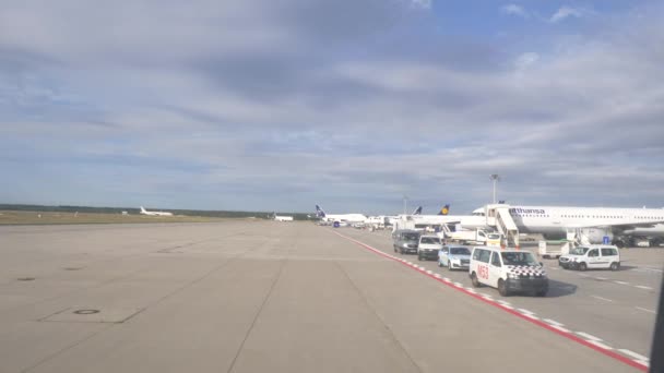 Aviones de Lufthansa en tierra. Aeropuerto Internacional de Fráncfort 29 septiembre 2019 — Vídeos de Stock