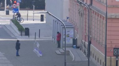 Wroclaw Polonya 27.03.2020 Belediye Meclisi koronovirüs karantinası sırasında sıraya girmek için bekliyor