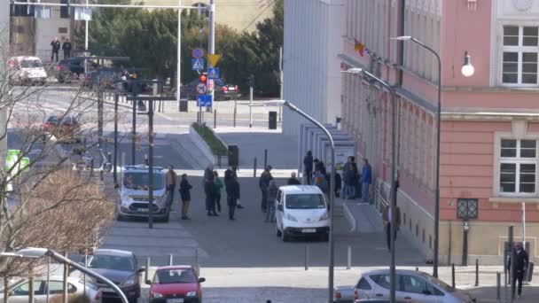 Wroclaw Polen 16.03.2020 Stadshuset människor står i kö för att komma in under coronovirus lockdown karantän — Stockvideo