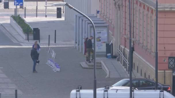 Wroclaw Polen 27.03.2020 Stadshuset människor står i kö för att komma in under coronovirus lockdown karantän — Stockvideo