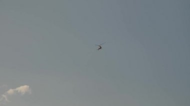 Polonya Wroclaw 04.04.2020 Koronavirüs salgını sırasında şehrin üzerinde uçan helikopter