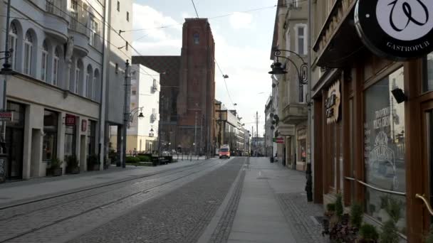 Polen Wroclaw 04.04.2020 Stad under nedlåsning coronavirus pandemi, ambulans kör runt med högtalarljud ingår — Stockvideo