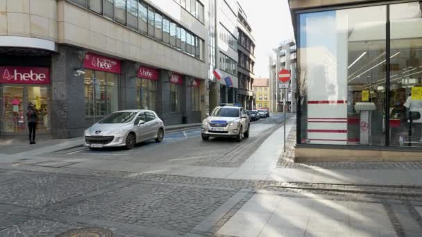 Polônia Wroclaw 04.04.2020 Cidade durante bloqueio pandemia de coronavírus, carro de polícia com alto-falante de áudio incl — Vídeo de Stock