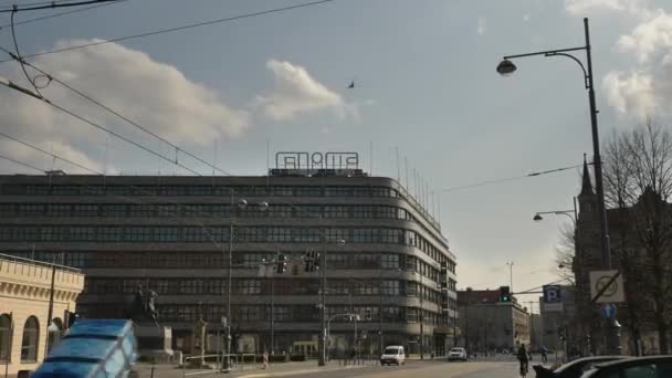 Polonia Wroclaw 04.04.2020 Helicóptero volando sobre la ciudad durante la pandemia de coronavirus de bloqueo — Vídeo de stock
