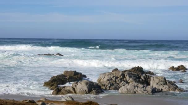 Majestätisk Big Sur kust vågor kraschar på klippan stenar på Californias Highway 1 natursköna enhet — Stockvideo