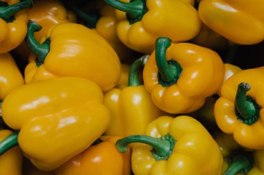 Sarı biber. Sebzeler birbirinin üstüne yatar..