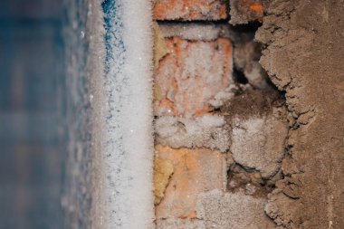 Rime ve Frost duvarda. Küçük buz parçaları. Oda soğuk..