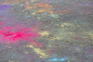 Holi festivali sırasında asfalta saçılmış renkli toz boyaları..
