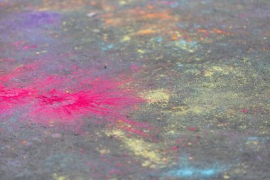 Holi festivali sırasında asfalta saçılmış renkli toz boyaları..