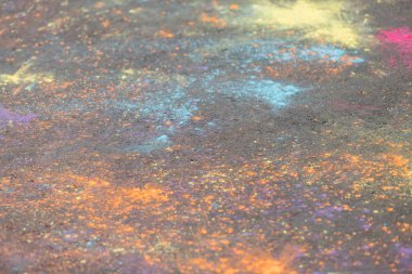 Holi festivali sırasında asfalta saçılmış renkli toz boyaları..